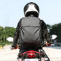 Sac à dos de moto noir porté par un motard sur sa moto