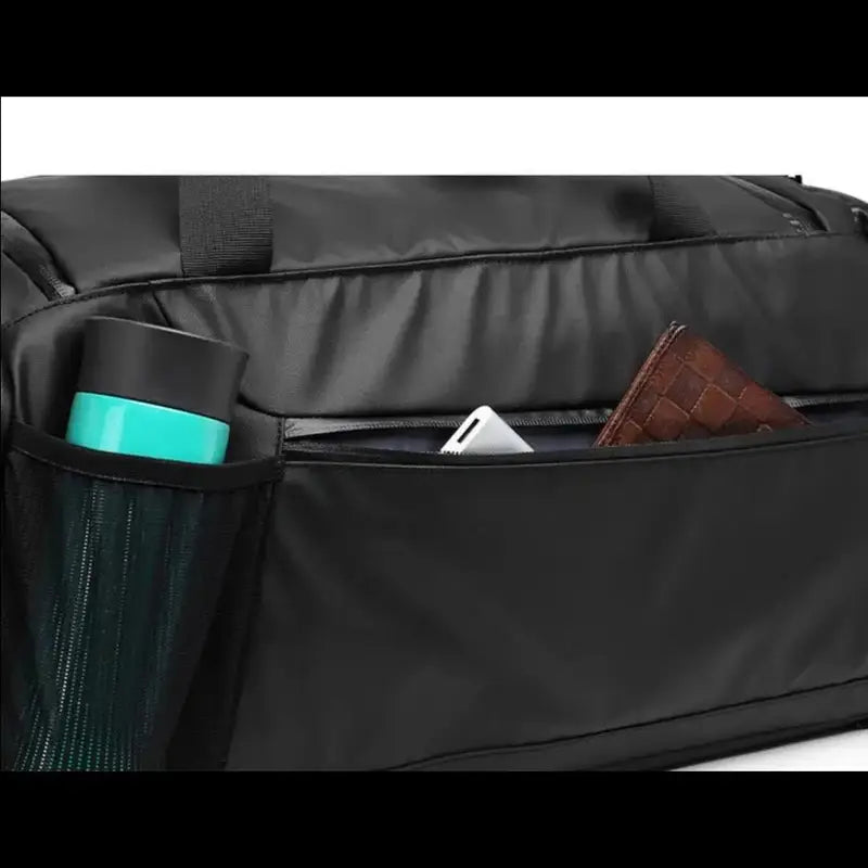 Sac à dos de sport noir avec compartiment chaussures, poche latérale avec portefeuille et téléphone, pochette en mesh avec contenant turquoise et noir