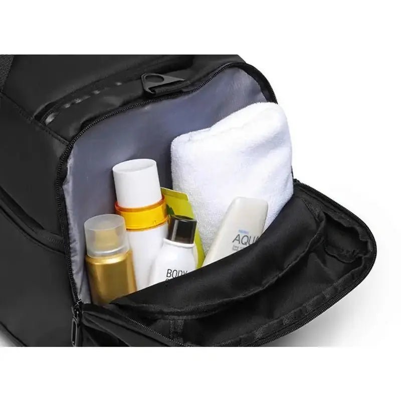 Sac à dos de sport avec compartiment chaussures, toiletry bag, bouteilles et serviette blanche