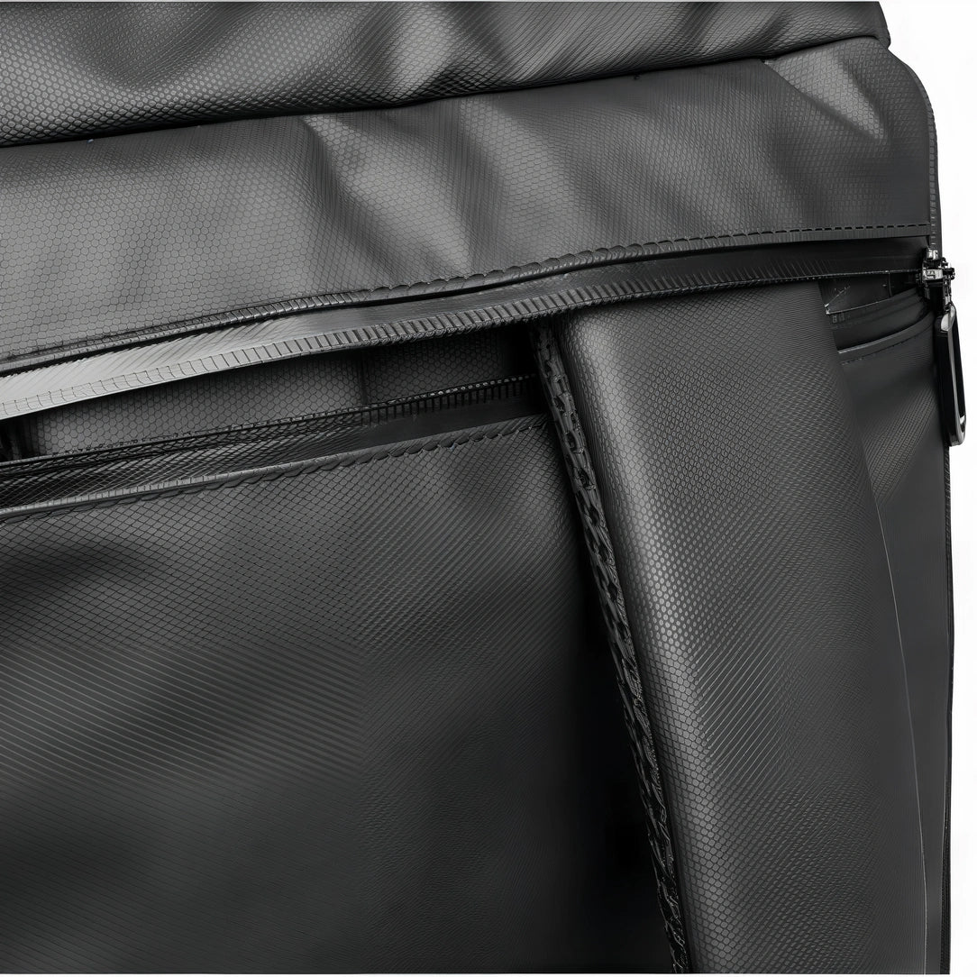 Sac à dos de sport noir texturé avec compartiments et fermetures éclair