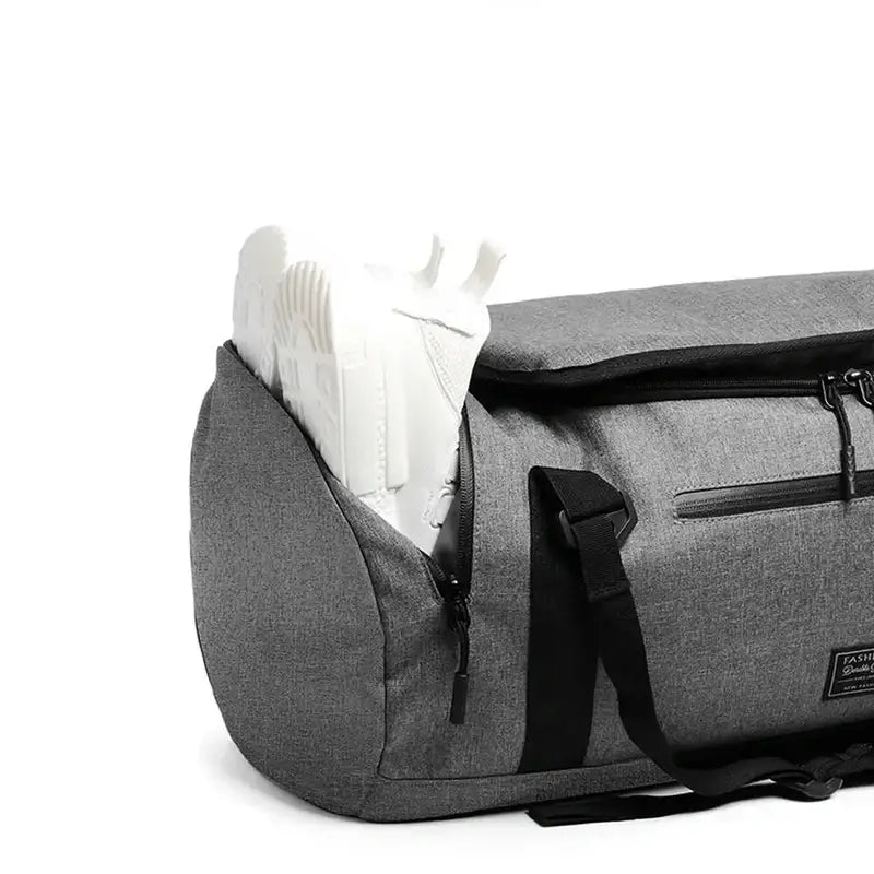 Sac à dos de sport gris avec compartiment pour chaussures sur le côté