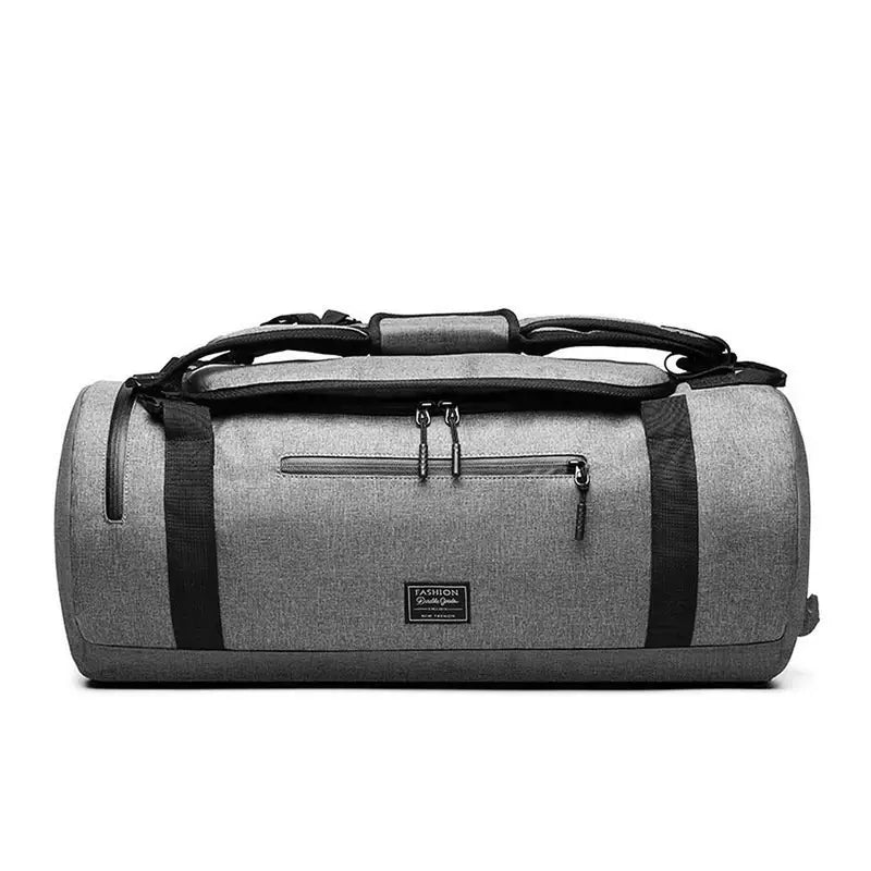 Sac à dos de sport gris avec bretelles noires et plusieurs compartiments zippés