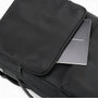 Sac à dos de travail antivol TSA Guardian en tissu noir avec compartiment partiellement zippé et cahier à l’intérieur