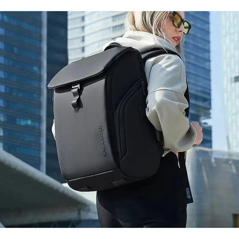 Sac à dos de travail femme noir avec rabat supérieur et boucle frontale