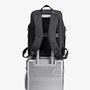 Sac à dos de travail femme noir avec bretelles rembourrées pour valise à roulettes argentée