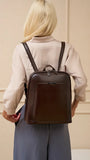 Sac à dos en cuir marron pour femme, design minimaliste et coutures subtiles