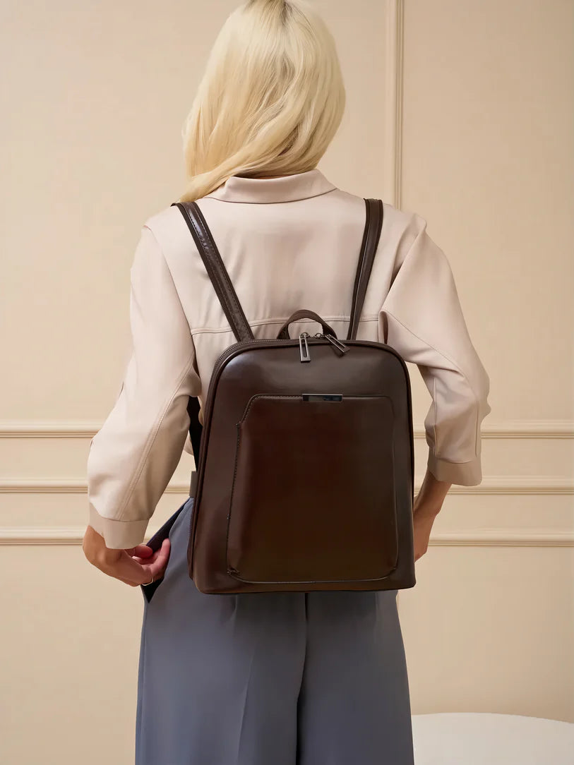 Sac à dos en cuir marron pour femme, design minimaliste et coutures subtiles