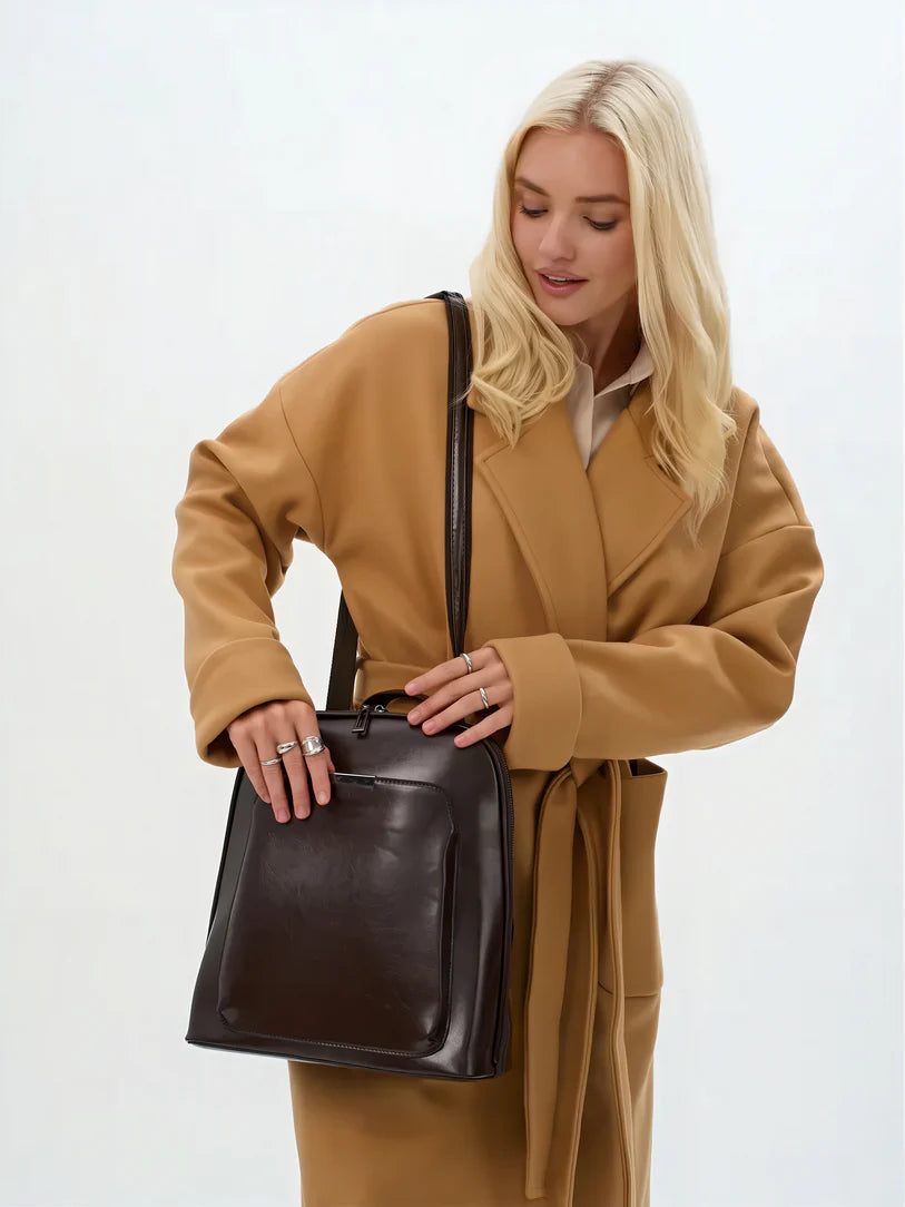 Sac à dos de ville femme en cuir marron foncé structuré avec fermeture éclair noire