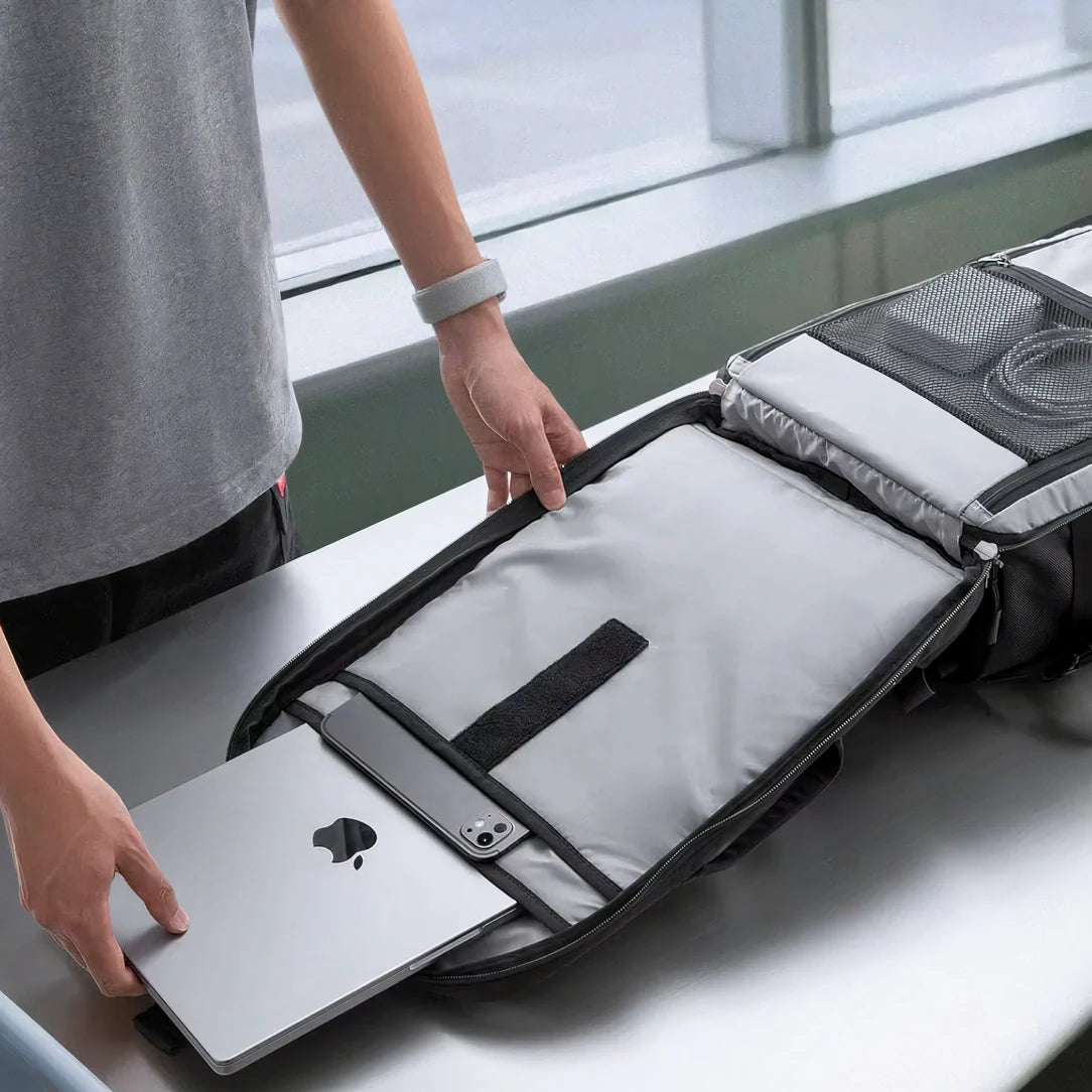 Sac à dos voyage 30L Trip Quest en argent avec accents noirs et intérieur rembourré