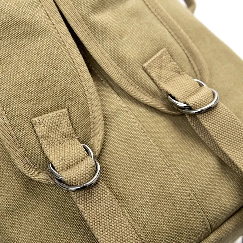 Sangles en toile kaki avec anneaux en métal sur le Sac à dos de voyage 40l