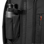 Bouteille noire mate avec bouchon noir dans poche filet du Kings travel pack