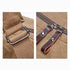 Vue rapprochée d’un sac à dos de voyage à bandoulière en toile beige avec boucles en métal et fermetures éclair en cuir marron foncé