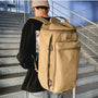 Sac à dos de voyage beige en toile avec fermetures éclair et quincaillerie métallique