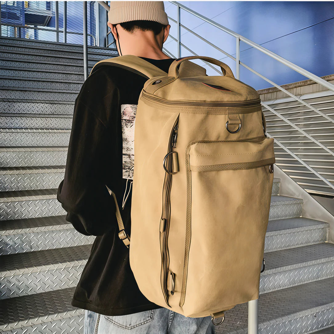 Sac à dos de voyage beige en toile avec fermetures éclair et quincaillerie métallique
