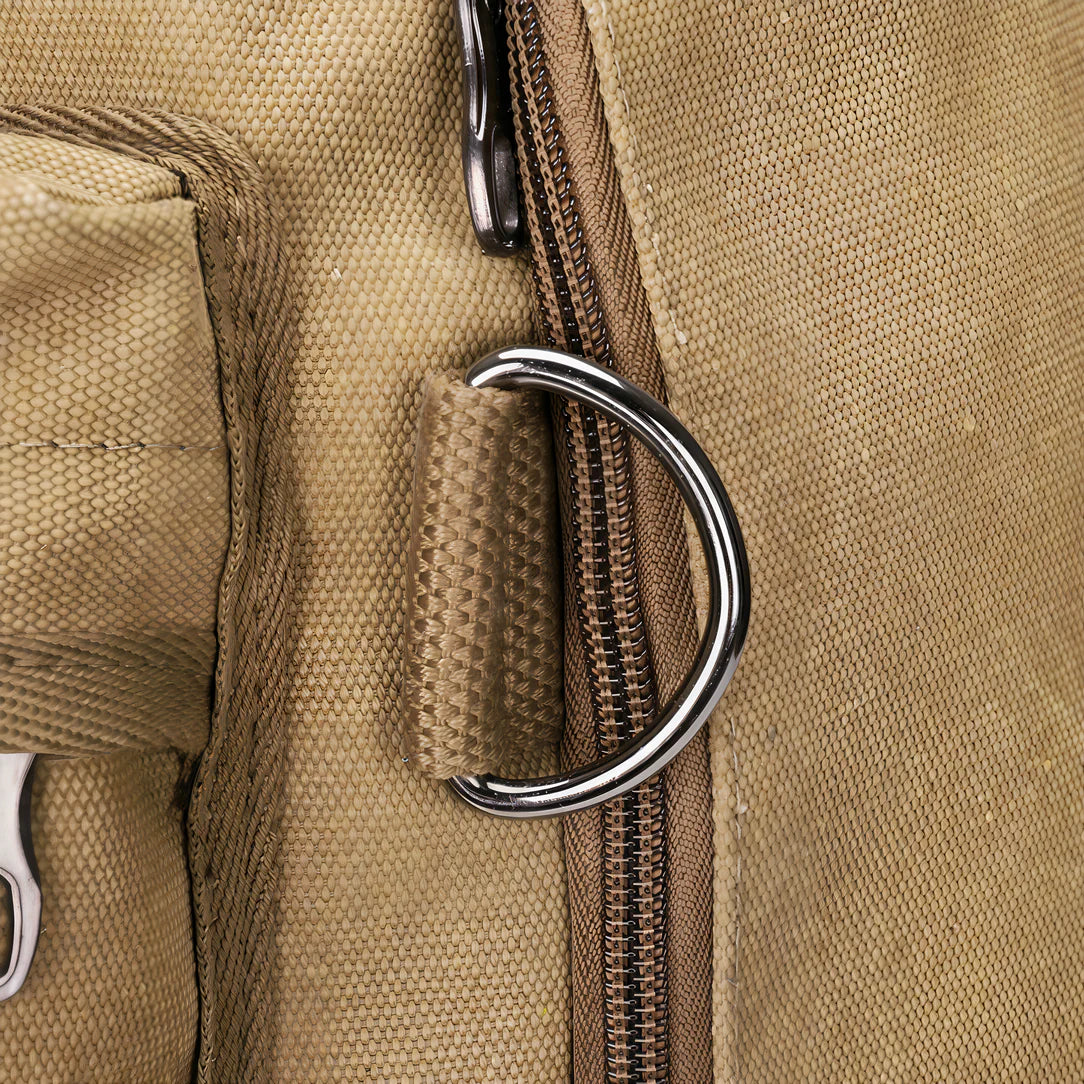 Sac à dos de voyage en toile beige avec anneau D en métal argenté et tirette
