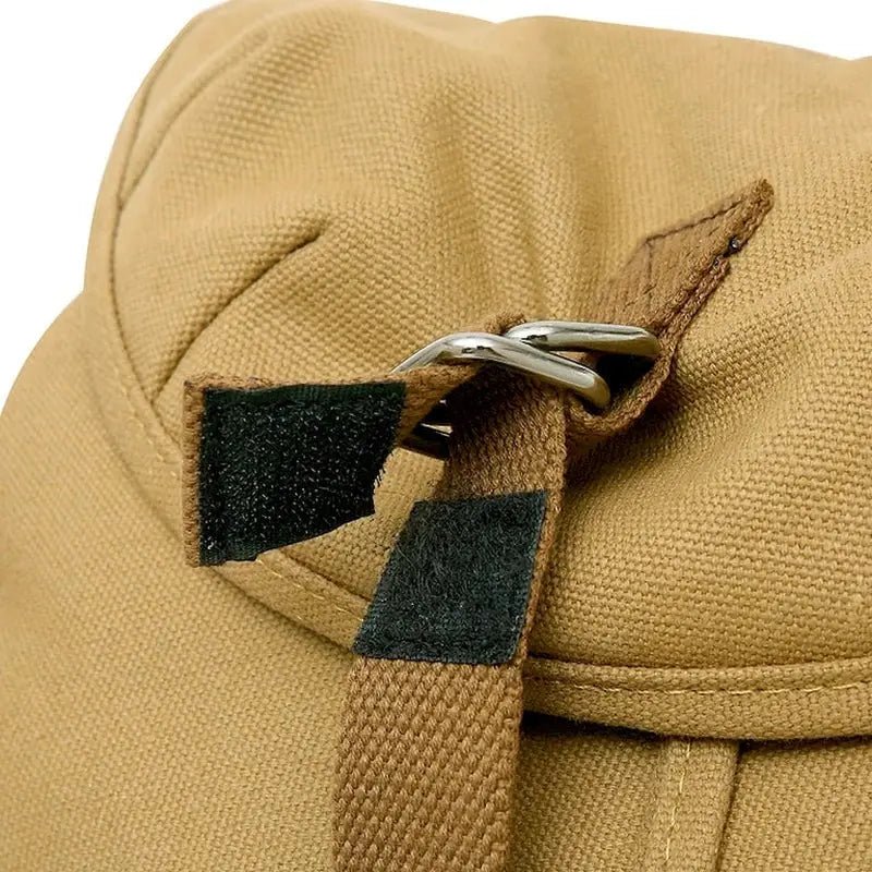 Sac à dos de voyage en toile tan avec boucle en métal et fermetures à crochet et boucle