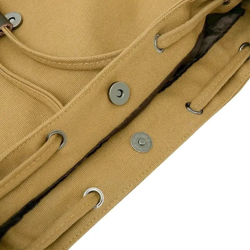 Détail d’un sac à dos de voyage en toile avec fermeture magnétique et cordon de serrage