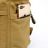 Sac à dos de voyage en toile kaki avec smartphone rose gold dans la poche extérieure zippée