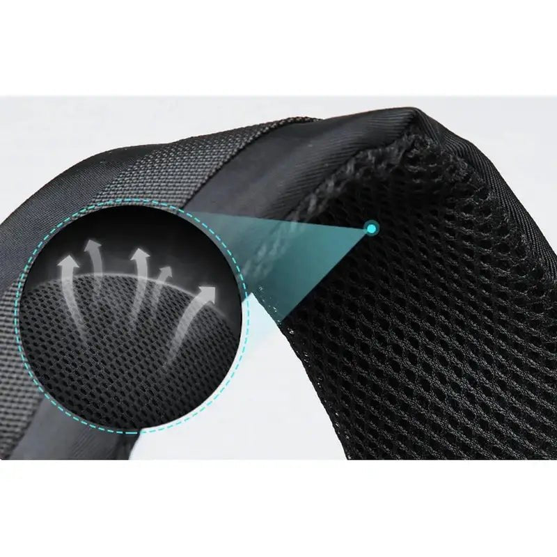 Détail du tissu en mesh respirant avec flèches de circulation d’air sur Sac à dos de voyage pour homme noir