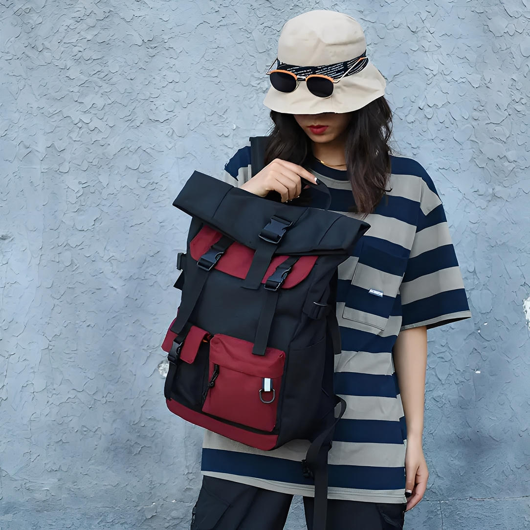 Sac à dos de voyage vintage noir et bordeaux avec boucles et poches frontales