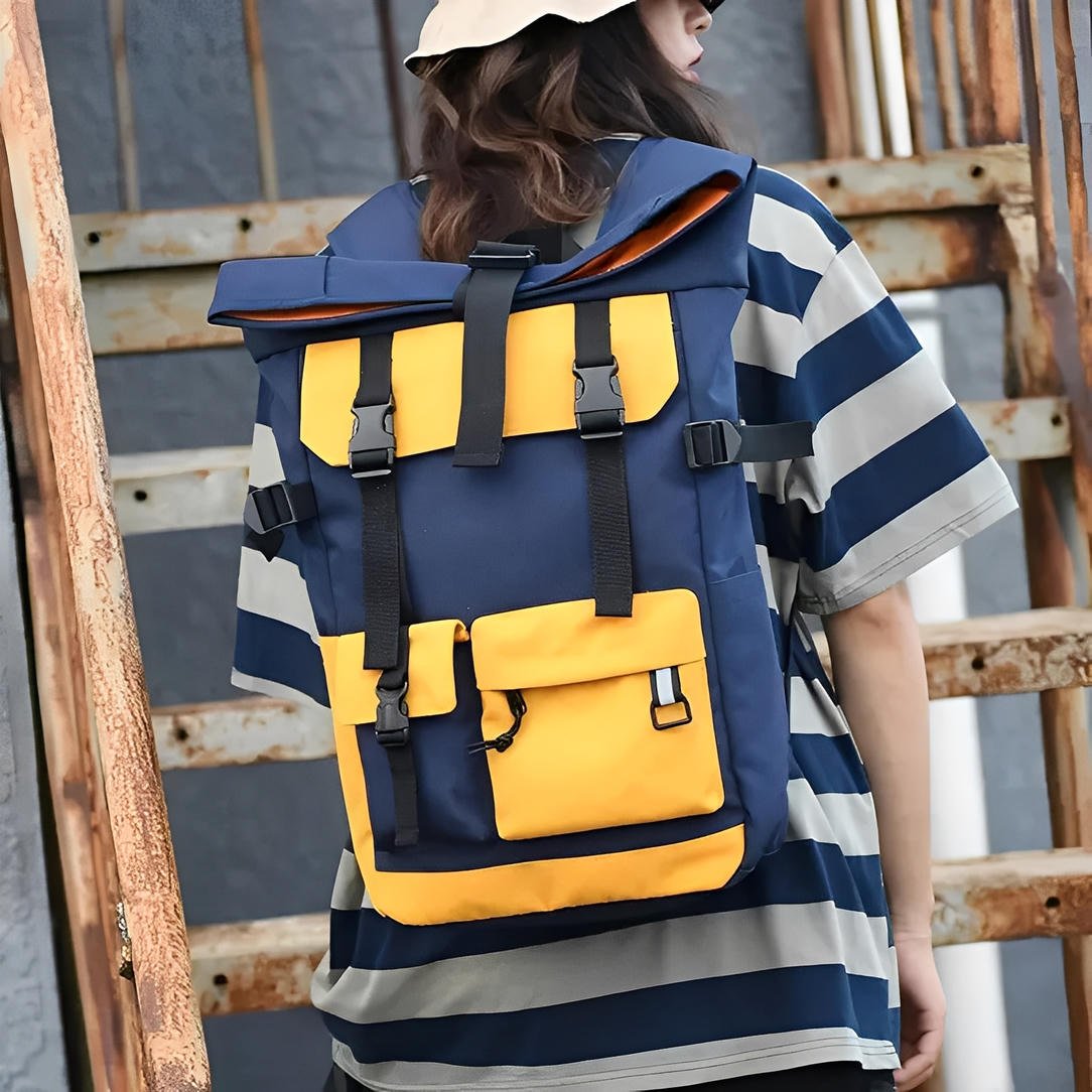 Sac à dos de voyage vintage en bleu marine et jaune avec bretelles et poches extérieures