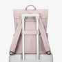 Sac à dos déperlant femme rose clair avec manchette trolley sur valise blanche