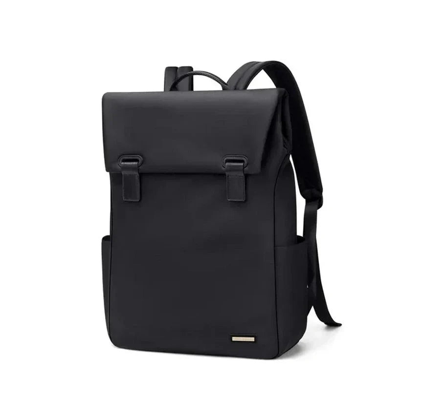 Sac à dos déperlant femme noir avec rabat à boucles et accent métallique