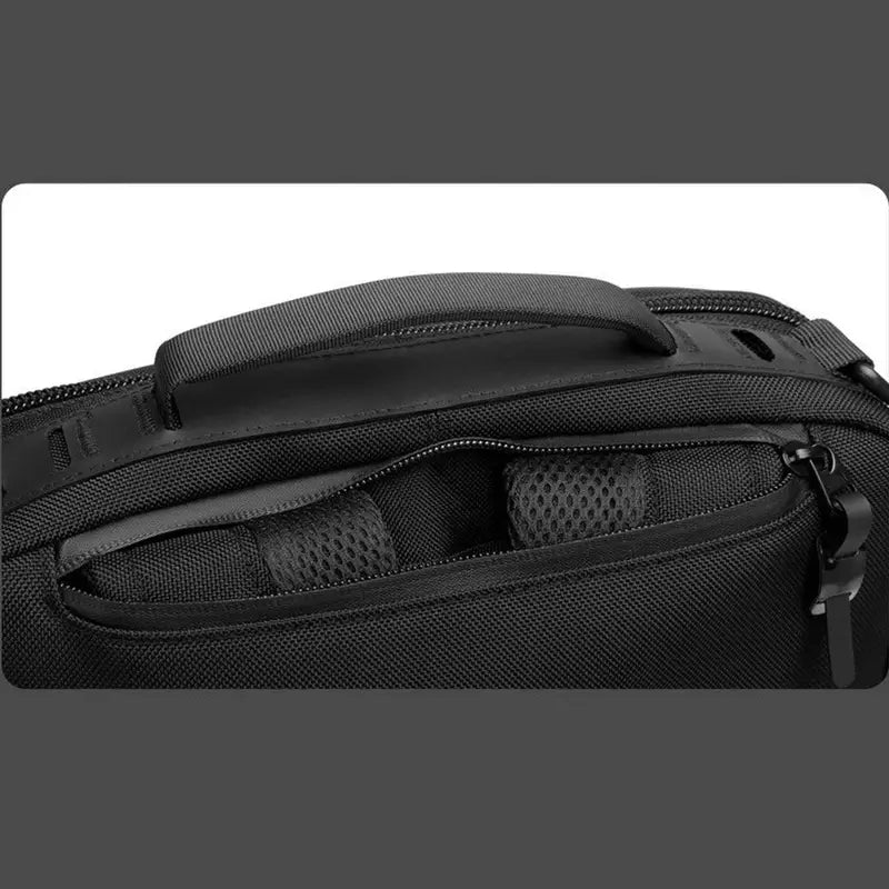 Sac à dos design homme en tissu noir avec poignée et compartiments en mesh ouvert