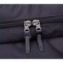 Deux zippers gris foncé avec tirettes assorties sur un sac à dos design noir
