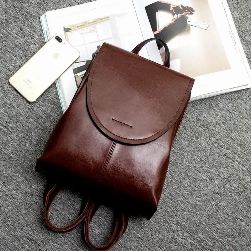 Sac à dos élégant en similicuir avec fermeture à rabat incurvé en cuir marron