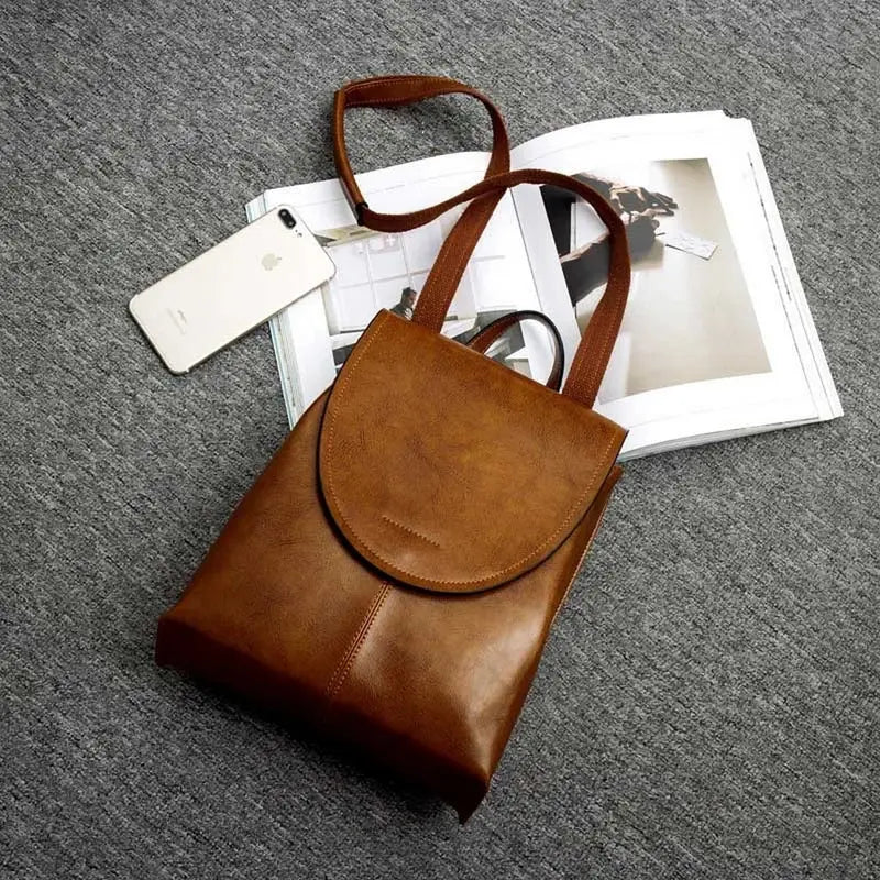 Sac à dos élégant en similicuir avec rabat rond en cuir marron