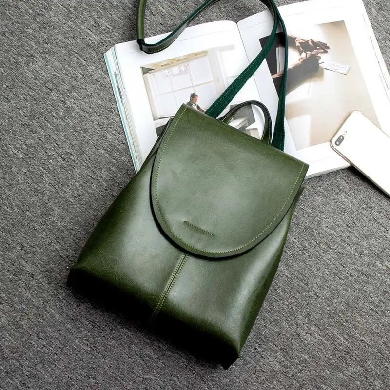 Sac à dos élégant en similicuir vert foncé avec rabat et fines bretelles