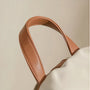 Poignée en cuir tan du sac à dos Elenya Vison avec coutures détaillées