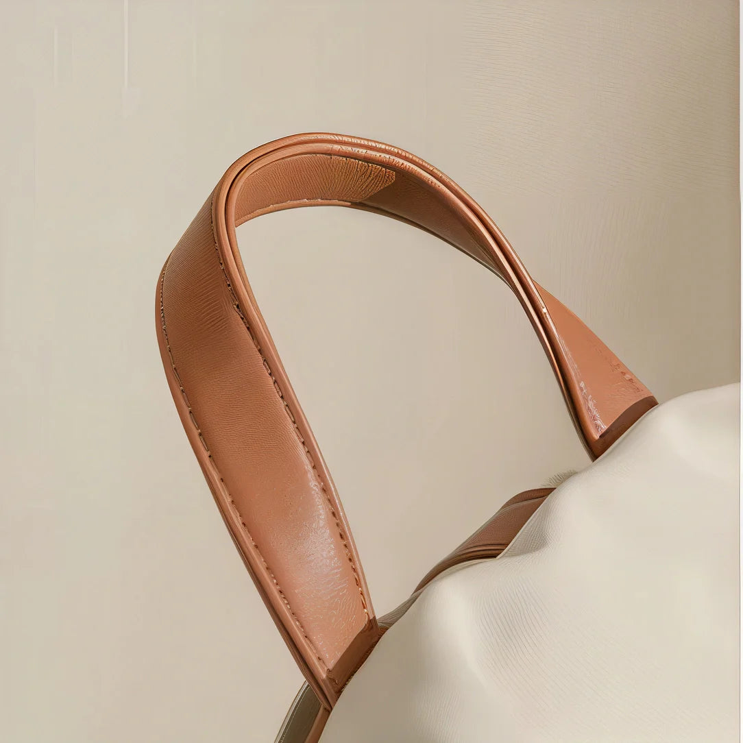 Poignée en cuir tan du sac à dos Elenya Vison avec coutures détaillées