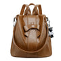 Sac à dos en cuir marron avec nœud papillon et charm ours noir et blanc