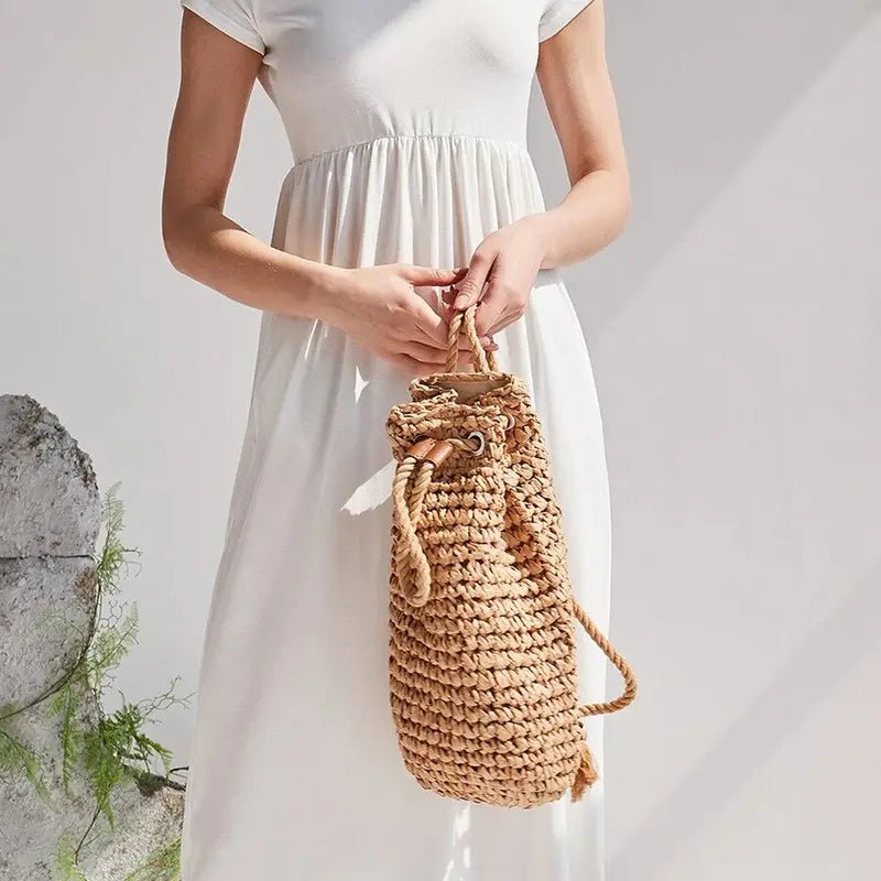 Sac à dos en paille chic avec sac en paille à cordon en paille et style tendance