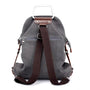 Sac à dos en tissu minimaliste gris foncé avec bretelles marron et poignée en argent