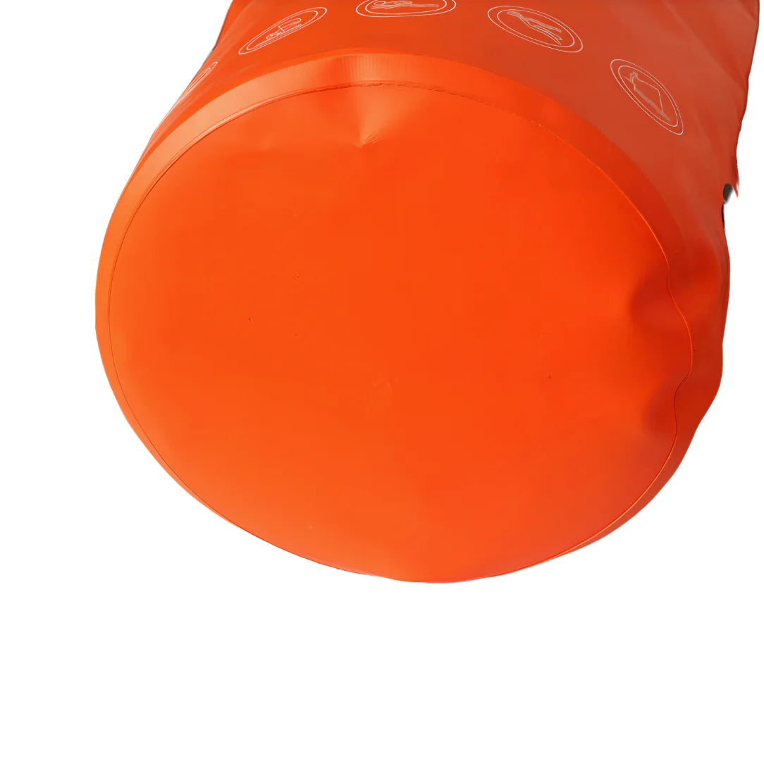 Sac à dos étanche 30L IPX7 flottant orange vif en tissu flexible imperméable avec logos blancs circulaires subtils sur le bord supérieur
