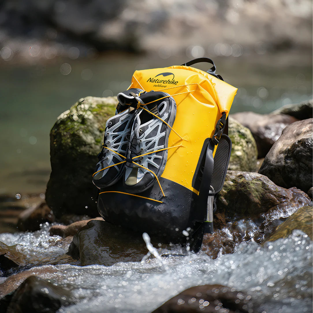 Sac étanche 40L Naturehike Explore jaune et noir avec chaussures randonnée grises