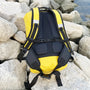 Sac à dos étanche de trail 30L jaune avec sangles noires et bandes réfléchissantes