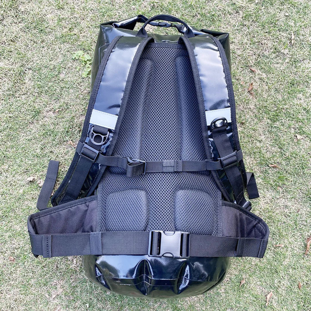 Sac à dos étanche de trail 30L noir avec panneau dos maillé et bandes réfléchissantes