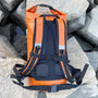 Sac à dos étanche de trail 30L orange avec filet noir et sangles