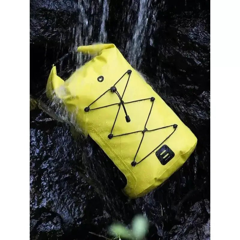 Sac à dos étanche femme avec sac étanche jaune et système de laçage à cordon élastique noir