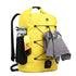 Sac à dos étanche femme jaune avec cordons externes, porte-bouteille et vêtements gris