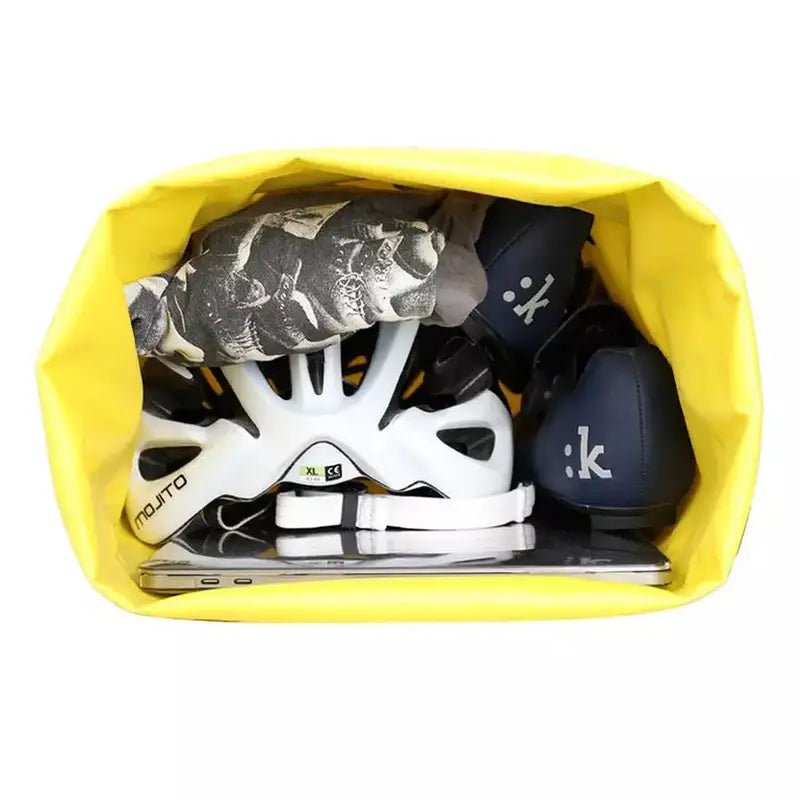 Sac à dos étanche femme avec sac étanche jaune rempli d’équipement de vélo et ordinateur portable