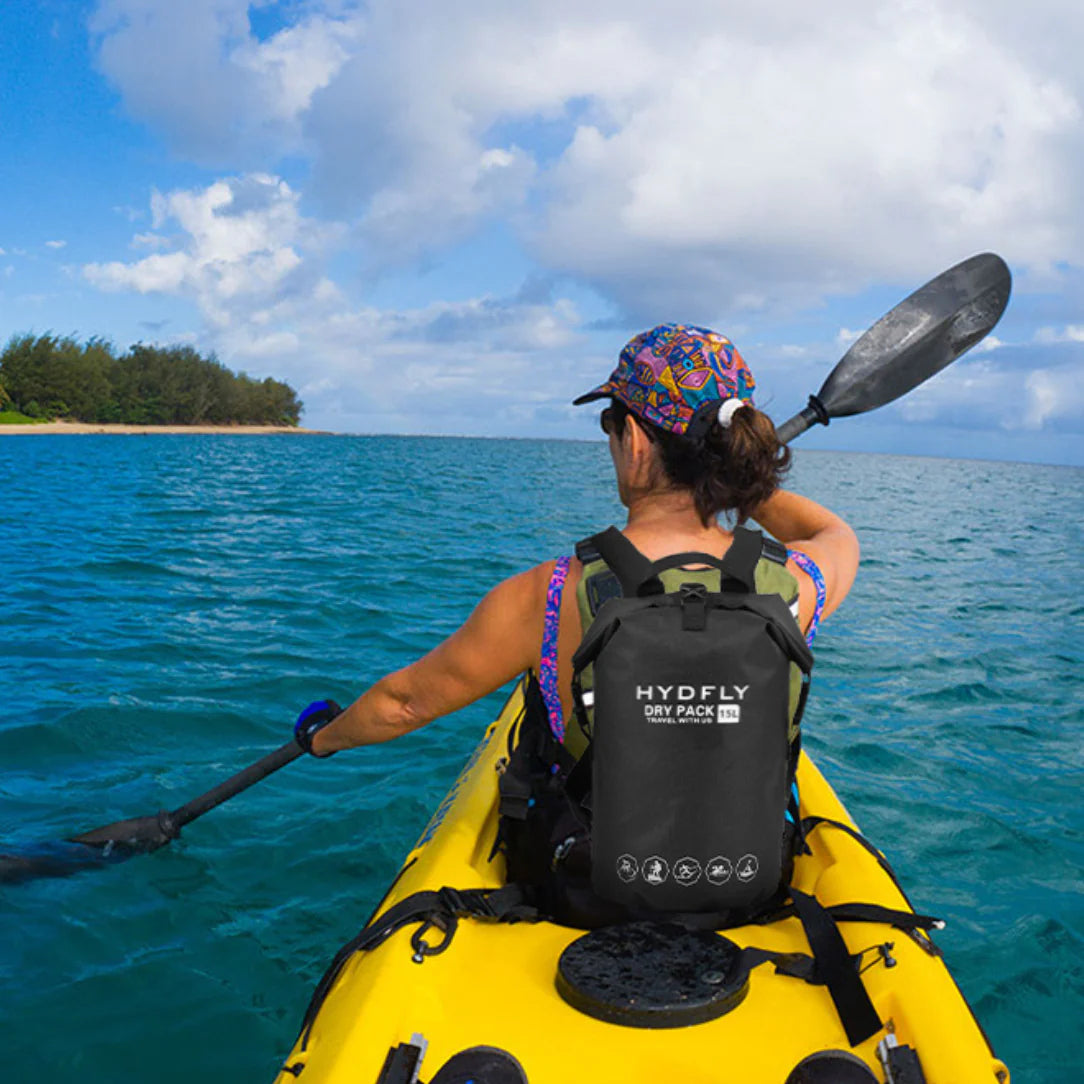 Sac à dos étanche Hydfly 10L noir porté par kayakeur sur kayak jaune