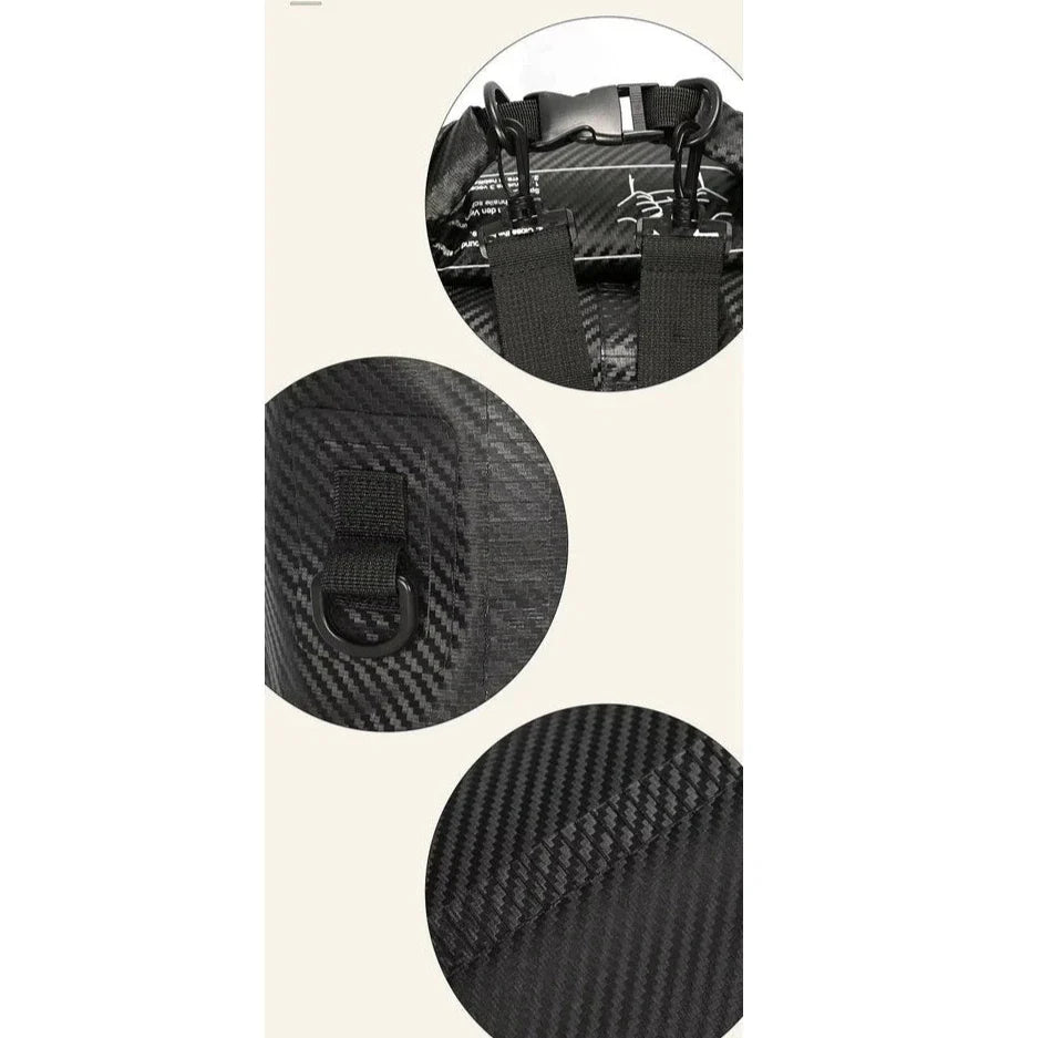 Vue rapprochée d’un sac à dos étanche paddle en fibre de carbone noire avec sangles et boucle