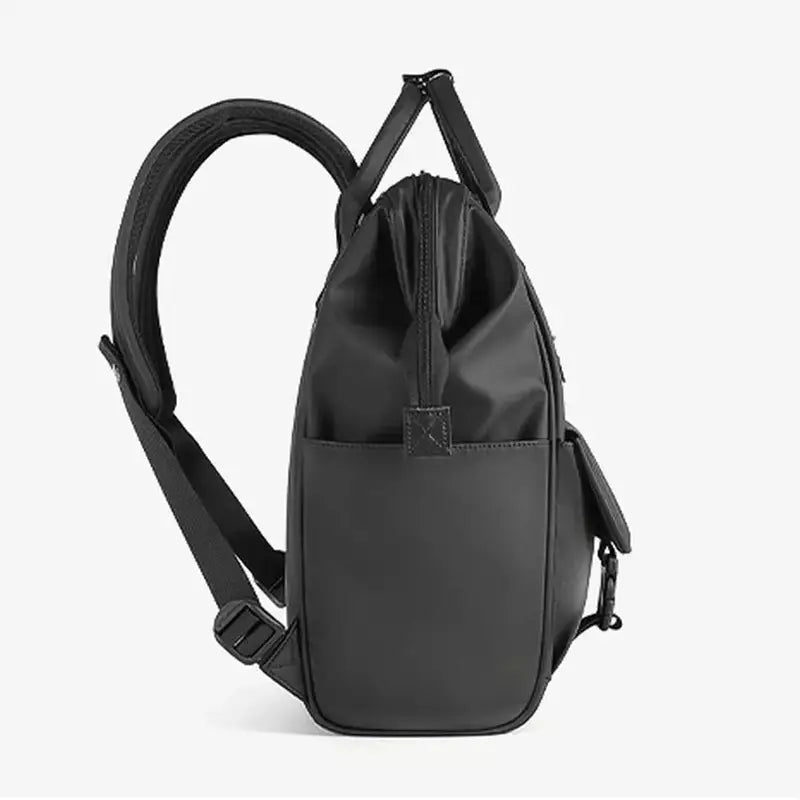 Sac à dos fashion en nylon noir et faux cuir avec compartiments et bretelles ajustables