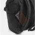 Sac à dos fashion noir avec poche latérale contenant un smartphone