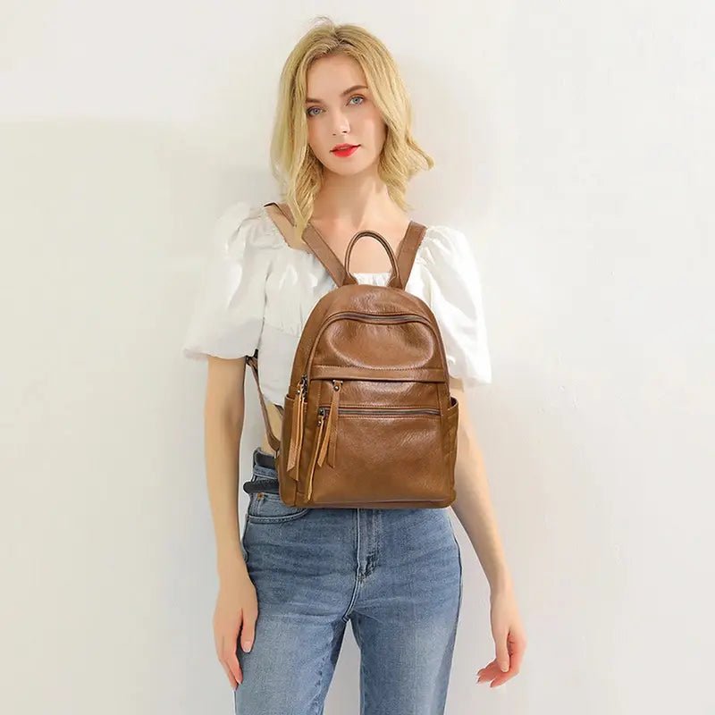Femme avec sac à dos femme de ville en cuir marron à plusieurs compartiments zippés